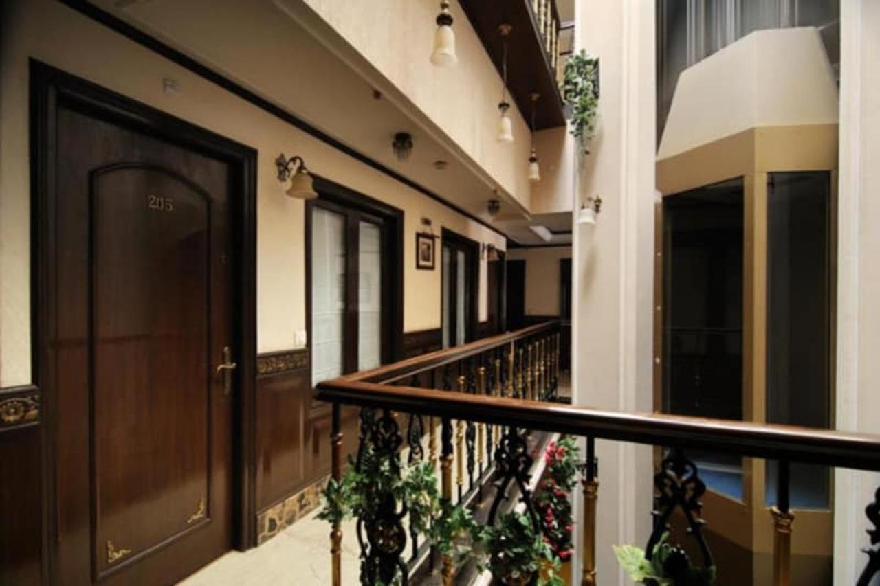 Hotel Greenleaf And Suites, Chittaranjan Park 3*