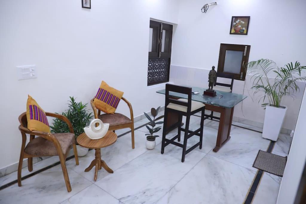 Divine India Service 1bhk,l-36b,saket Apartment *