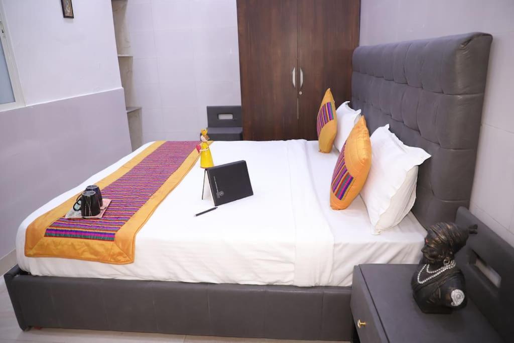 Divine India Service 1bhk,l-36b,saket * New Delhi