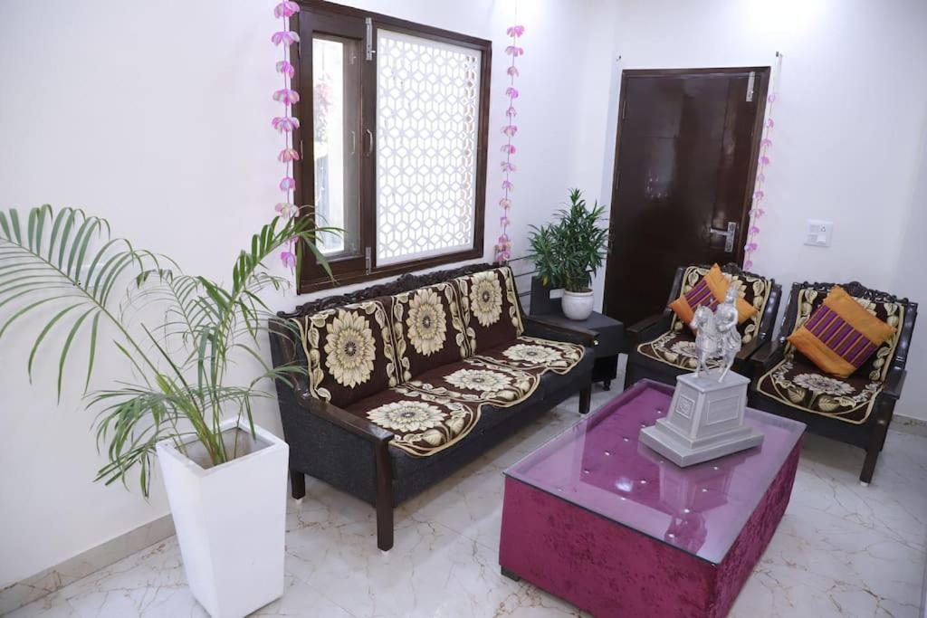 Divine India Service 1bhk,l-36b,saket Apartment *