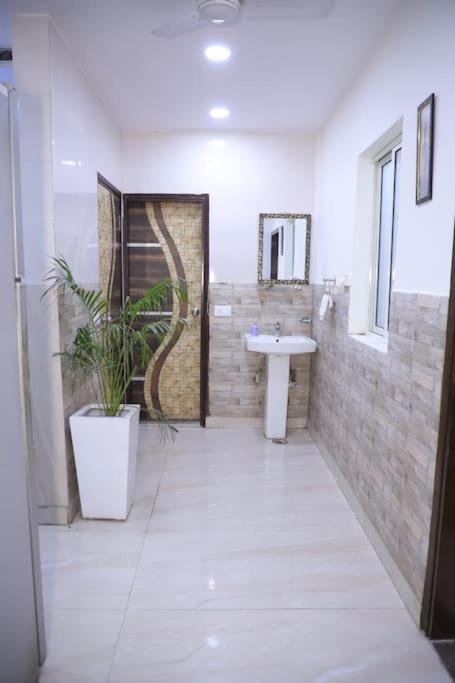 Apartment Divine India Service 1bhk,l-36b,saket