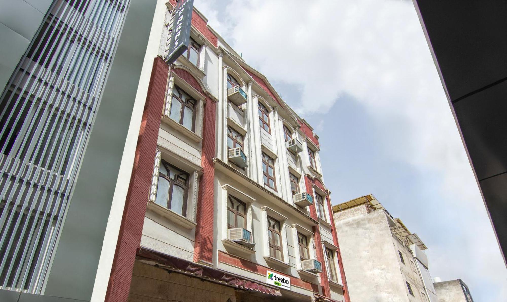 Hotel Treebo Paras International 3*