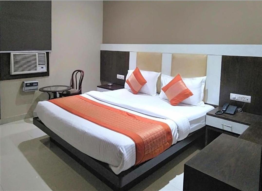 Raj Mahal Hotel 3*