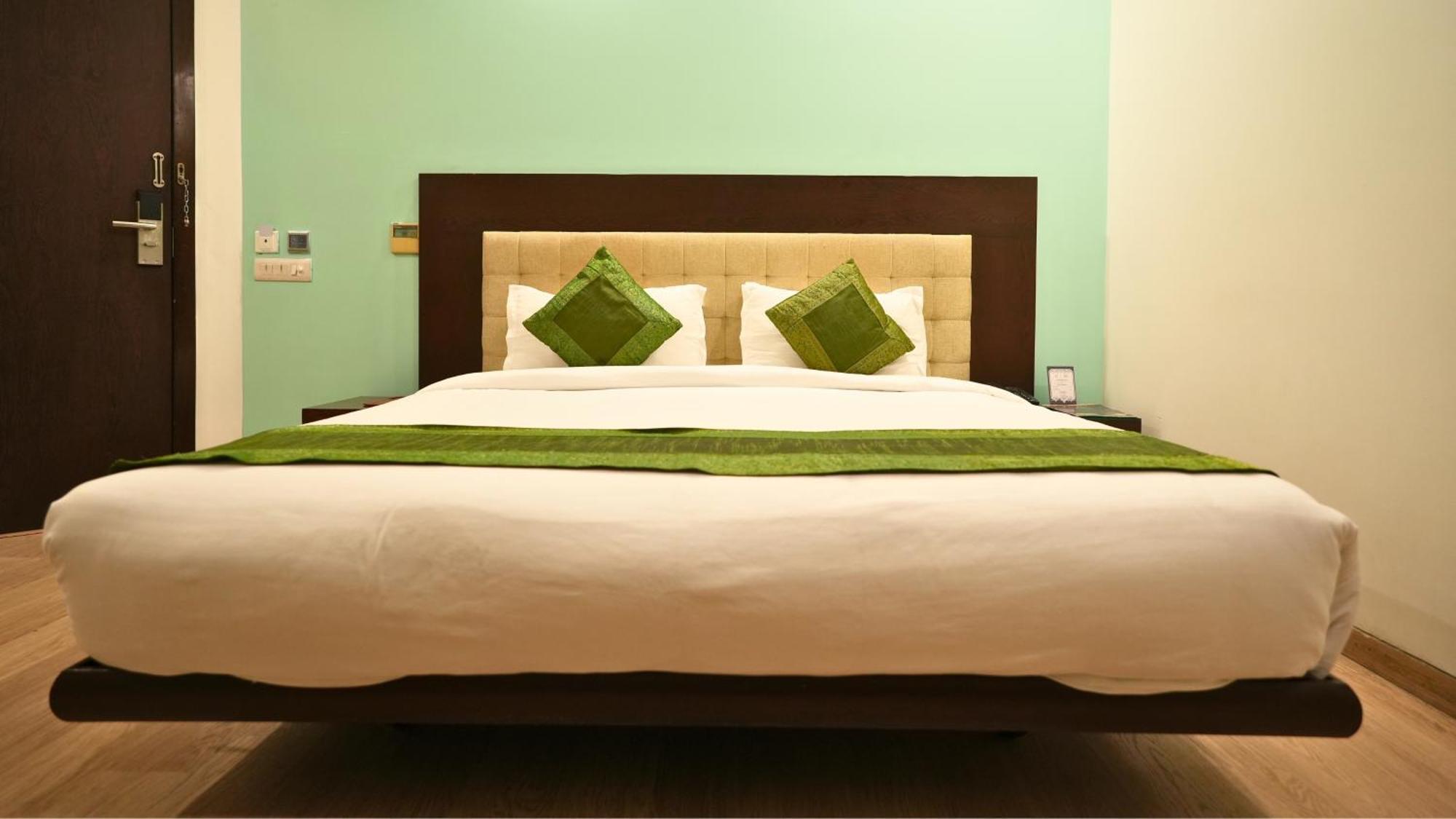 Amber By Orion Hotel 4*