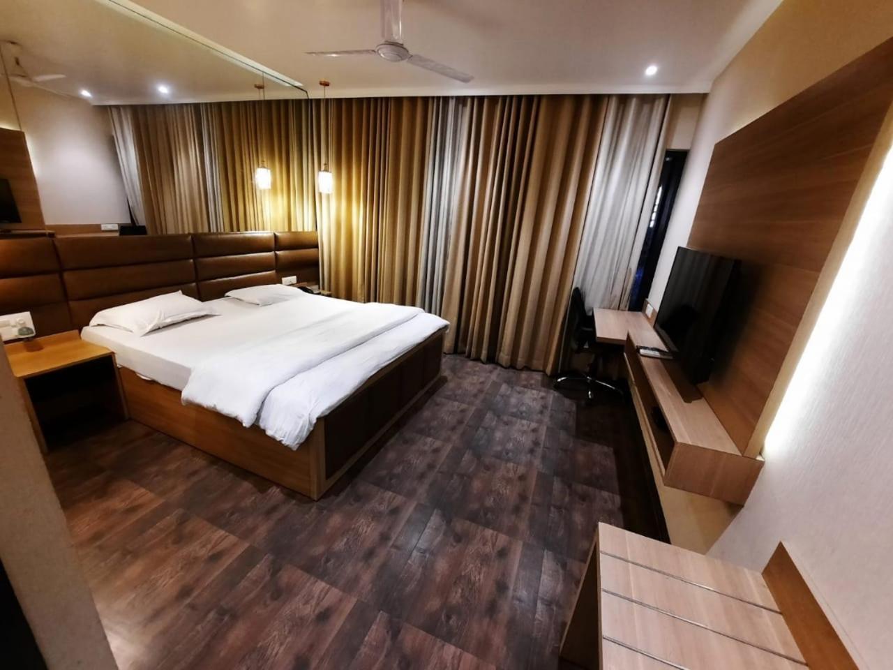 Solitaire New Delhi