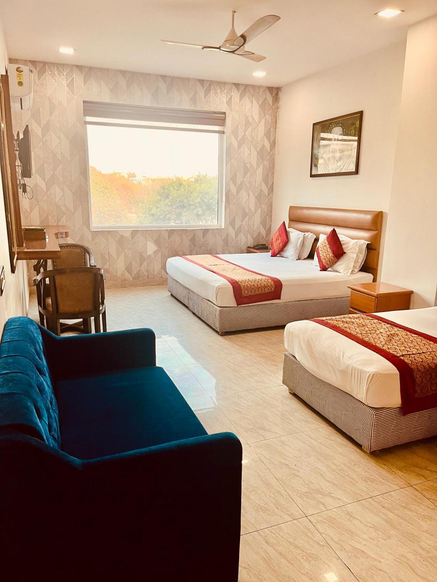 Amora Dwarka 3* New Delhi