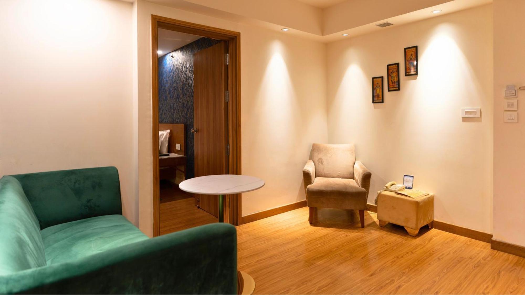 Hotel The Orion Plaza - Nehru Place 4*
