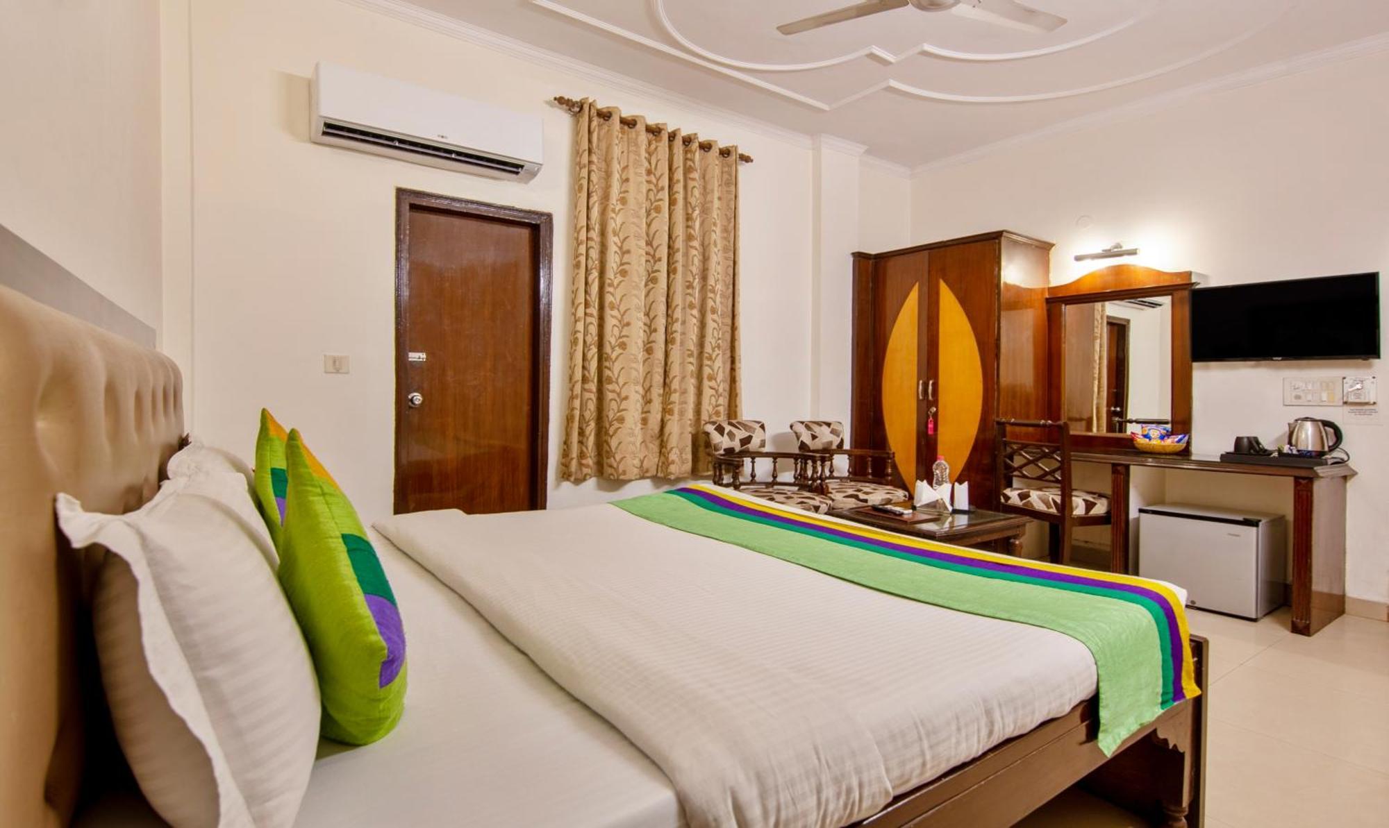 Treebo Paras International Hotel 3*
