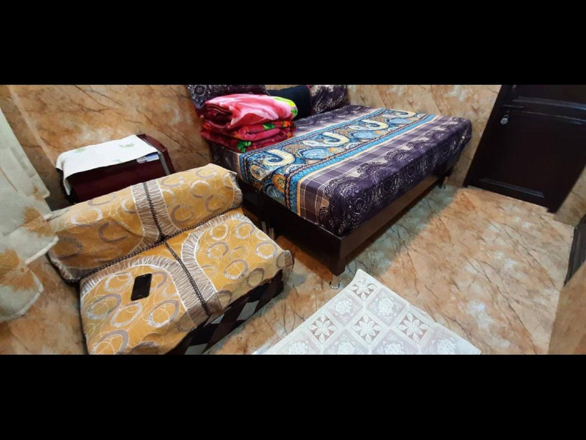 In Guest - Posh Foreigners Place,couples Allowed Lajpat Nagar Guest house