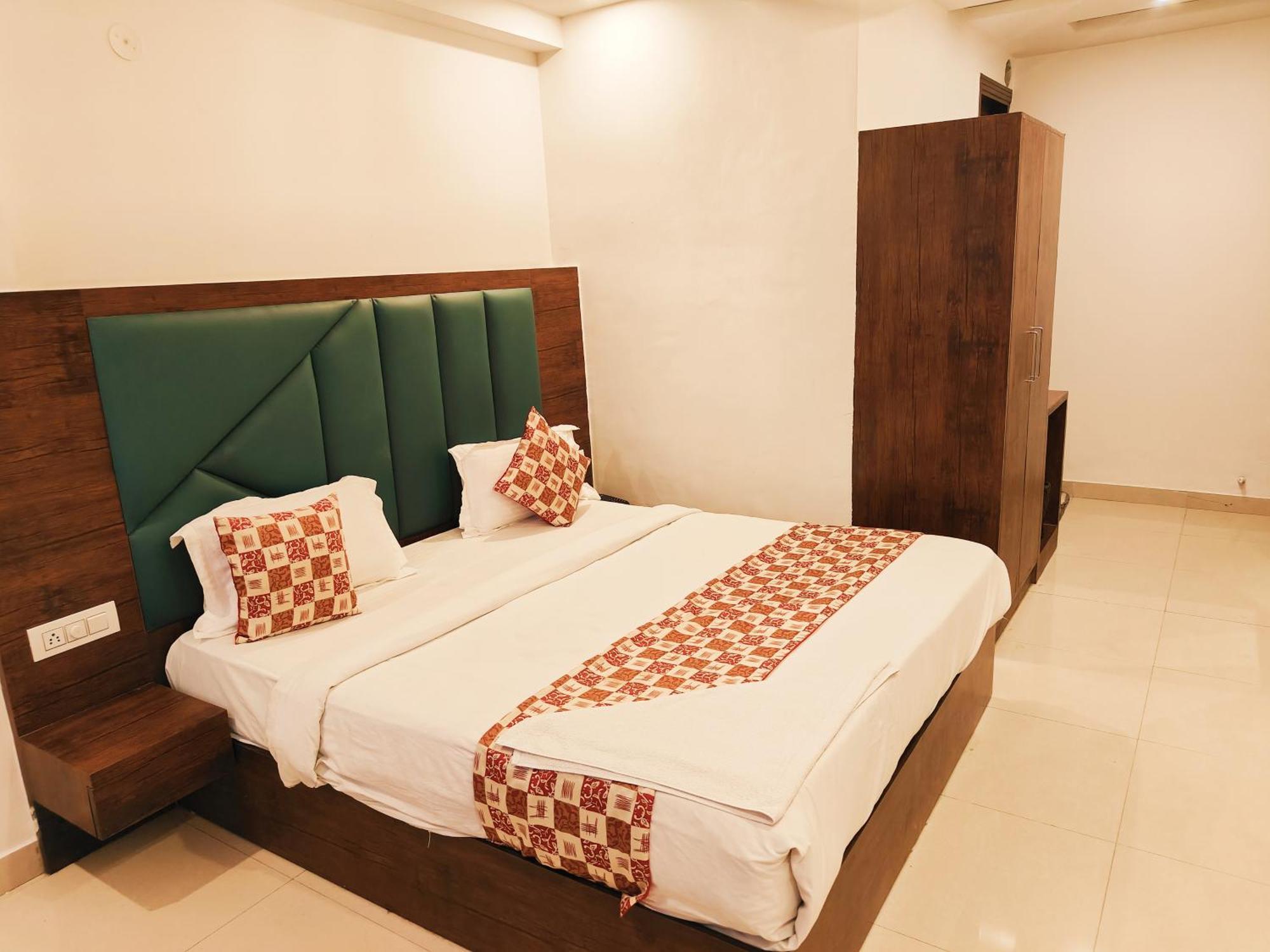 Marina Near Igi Airport Delhi 4* New Delhi