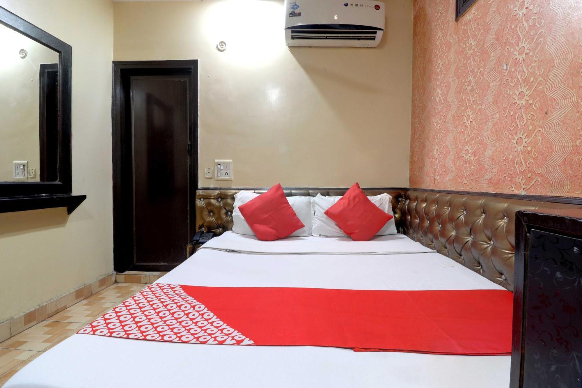 Oyo Flagship 81569 The Red Rose Hotel