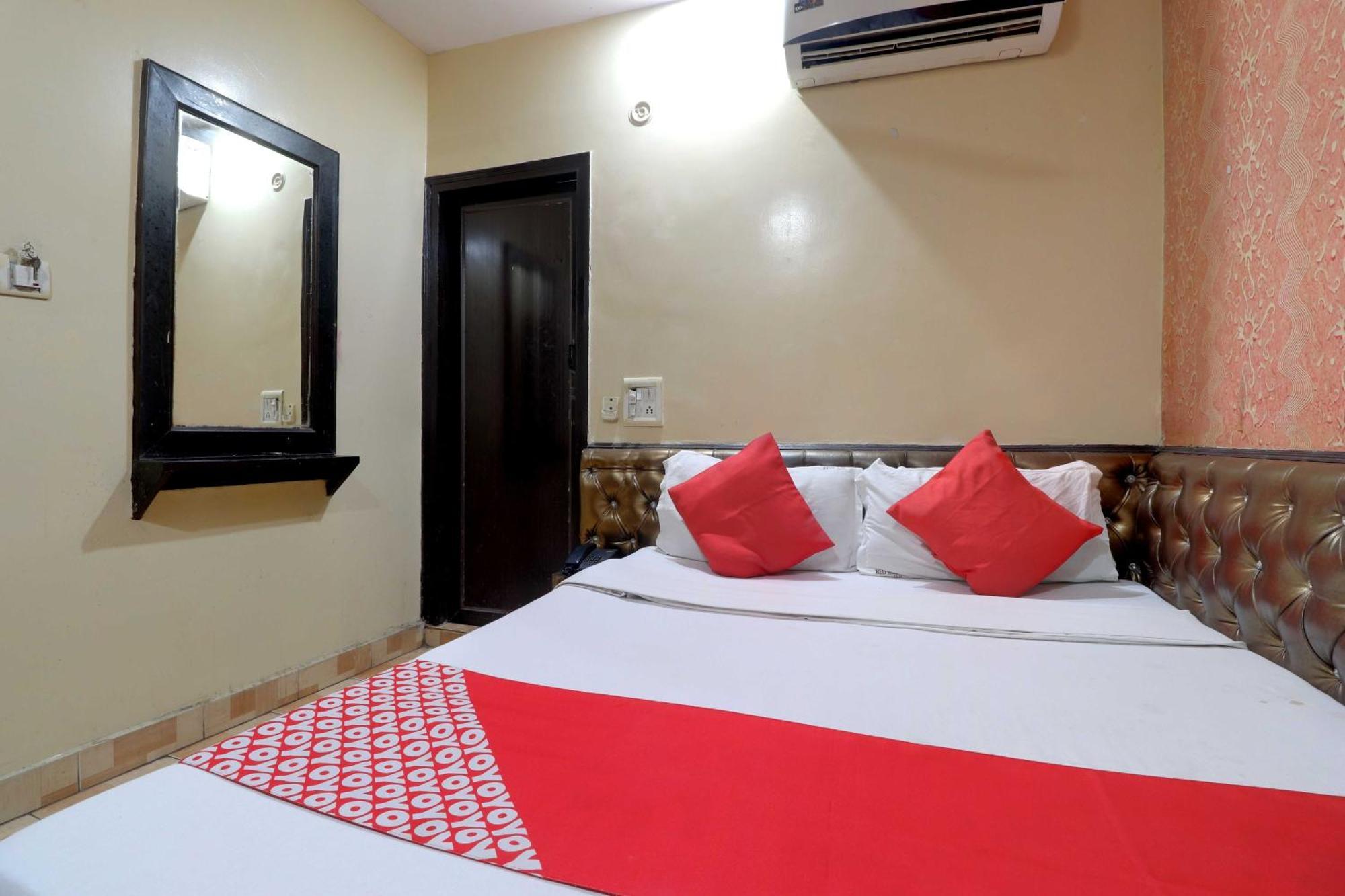 Oyo Flagship 81569 The Red Rose 3*