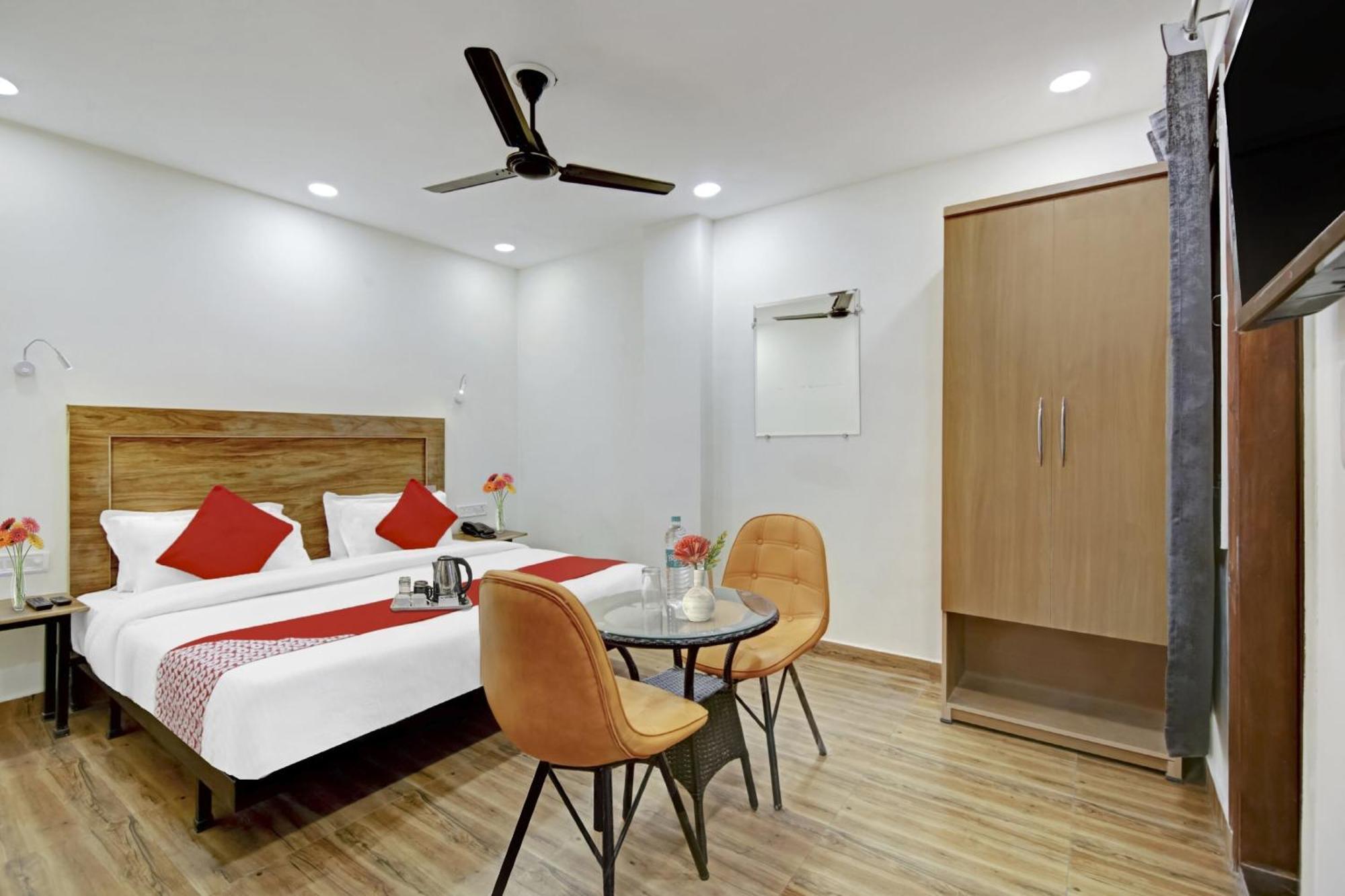 Hotel Hotel O Santosh Residency