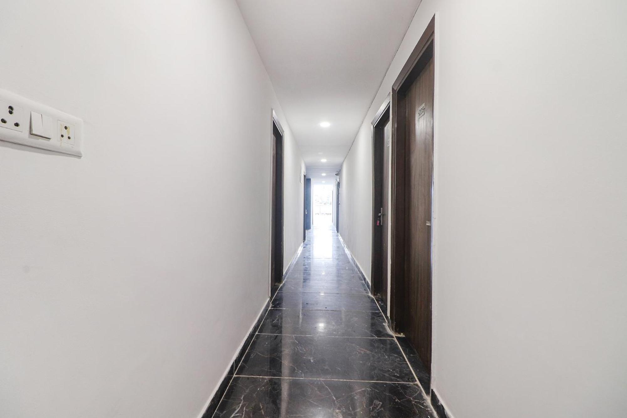 Fabexpress Roadway Hotel