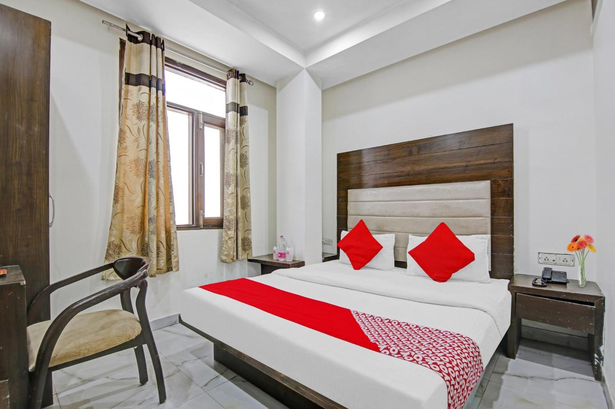 Super Oyo O Saffron New Delhi