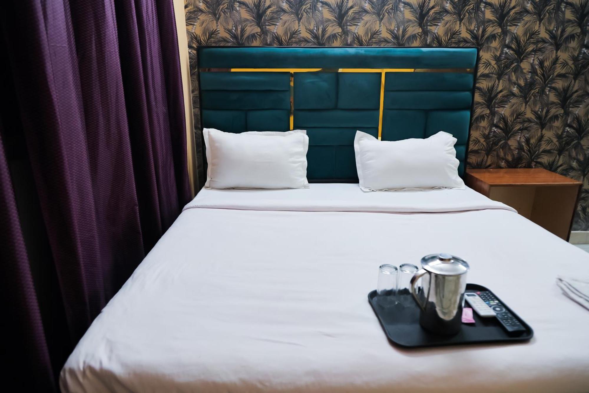 Hotel Roomshala 126 Mannat Laxmi Nagar