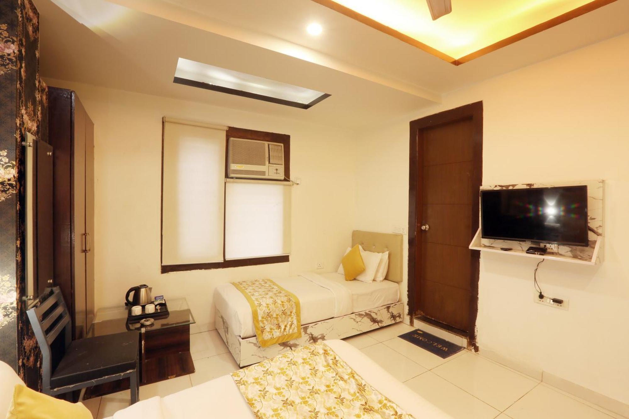 Hotel Triton Grand At Delhi Airport 3*