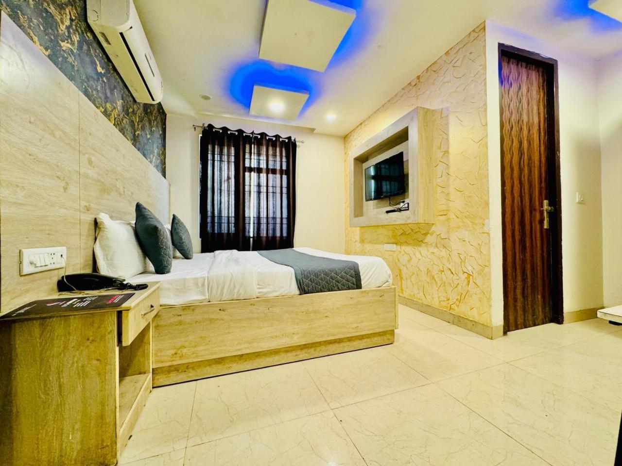 Hotel Grand The Near Delhi Airport 3*