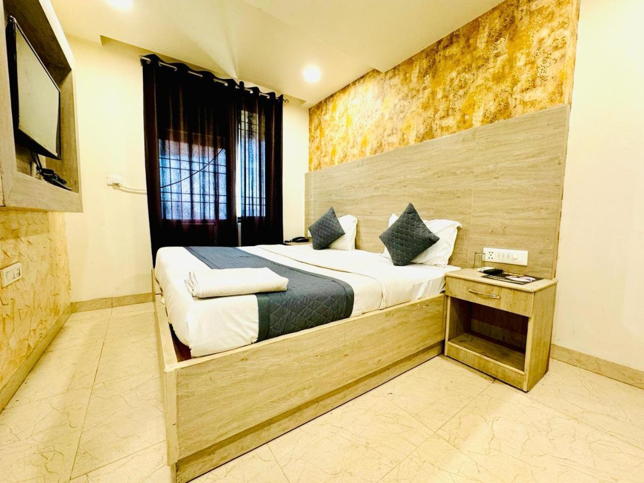 Grand The Near Delhi Airport 3*