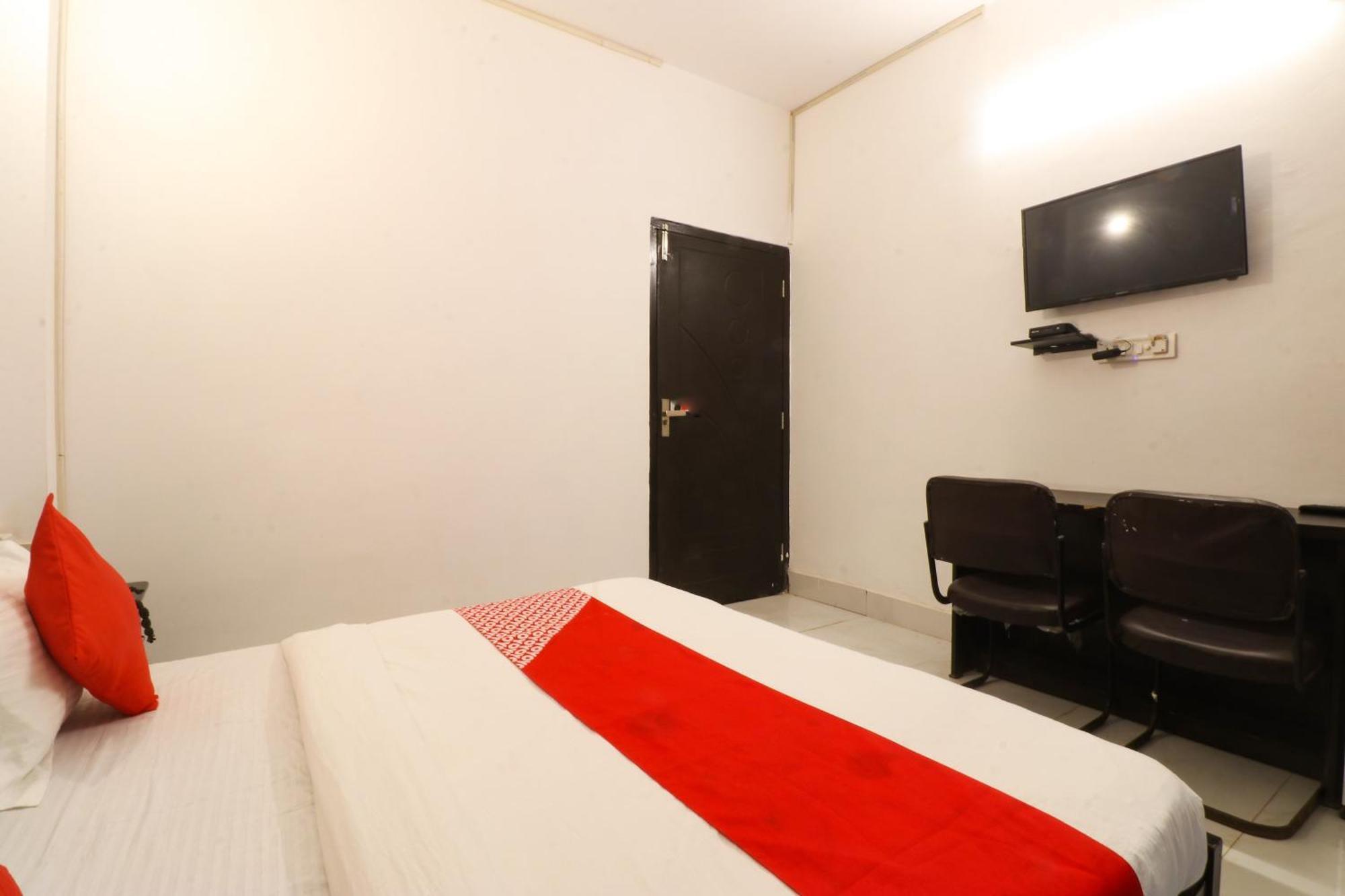 Hotel O Silver Palace Near Dwarka Sector 9 Metro Station