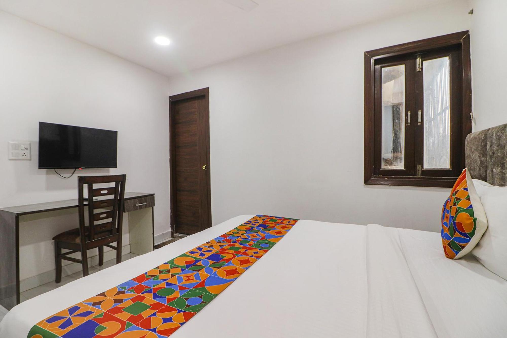 Fabexpress Roadway Hotel