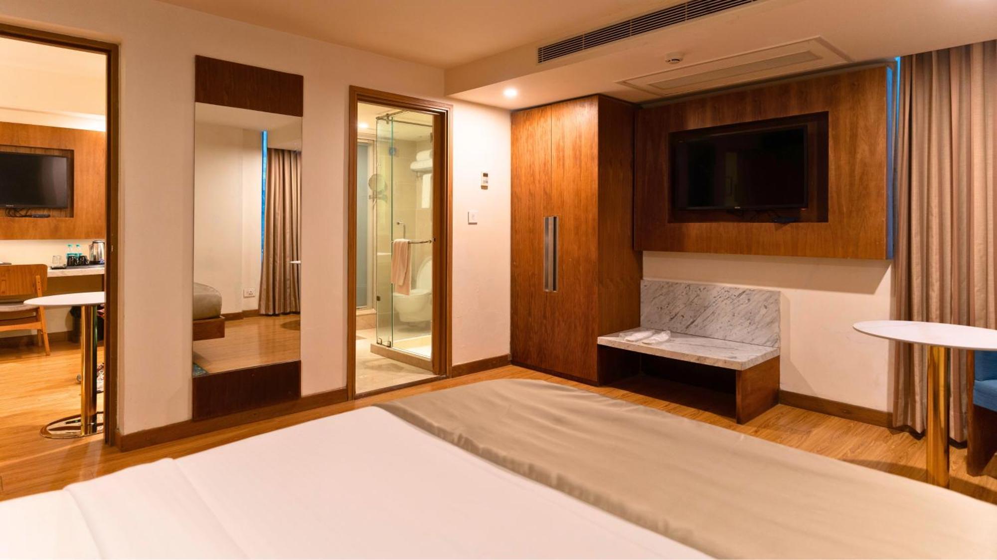 Hotel The Orion Plaza - Nehru Place