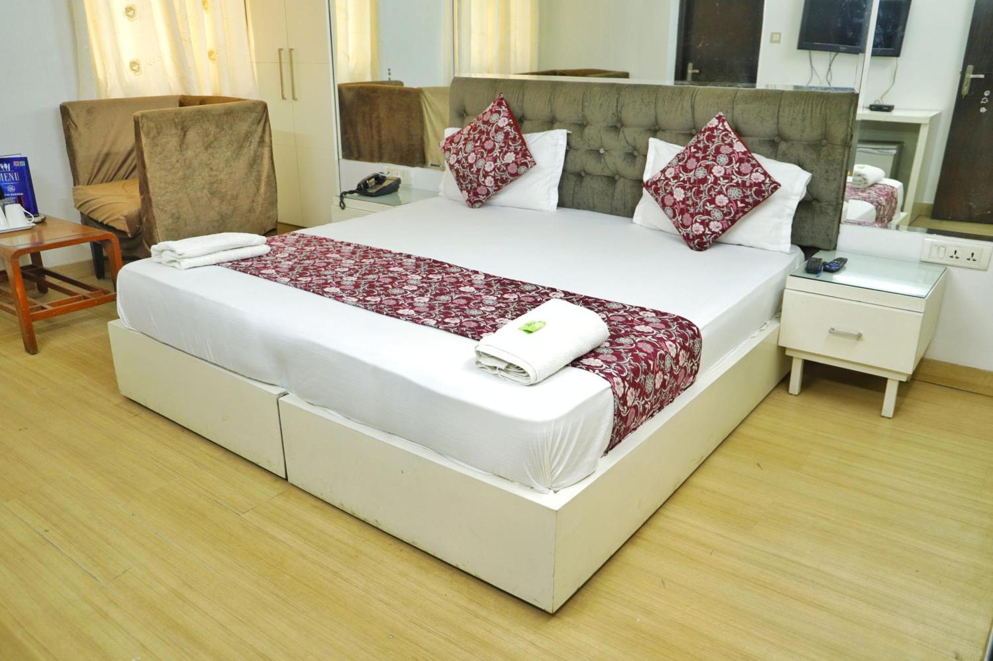 Sweet Near Railway Station Hotel 3*
