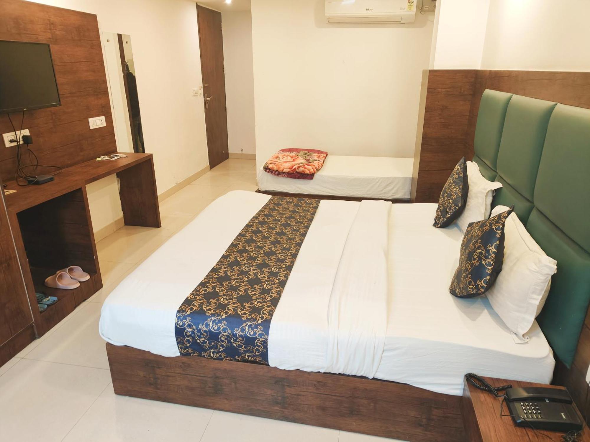 The Caves A Family Near Igi Airport Hotel 4*