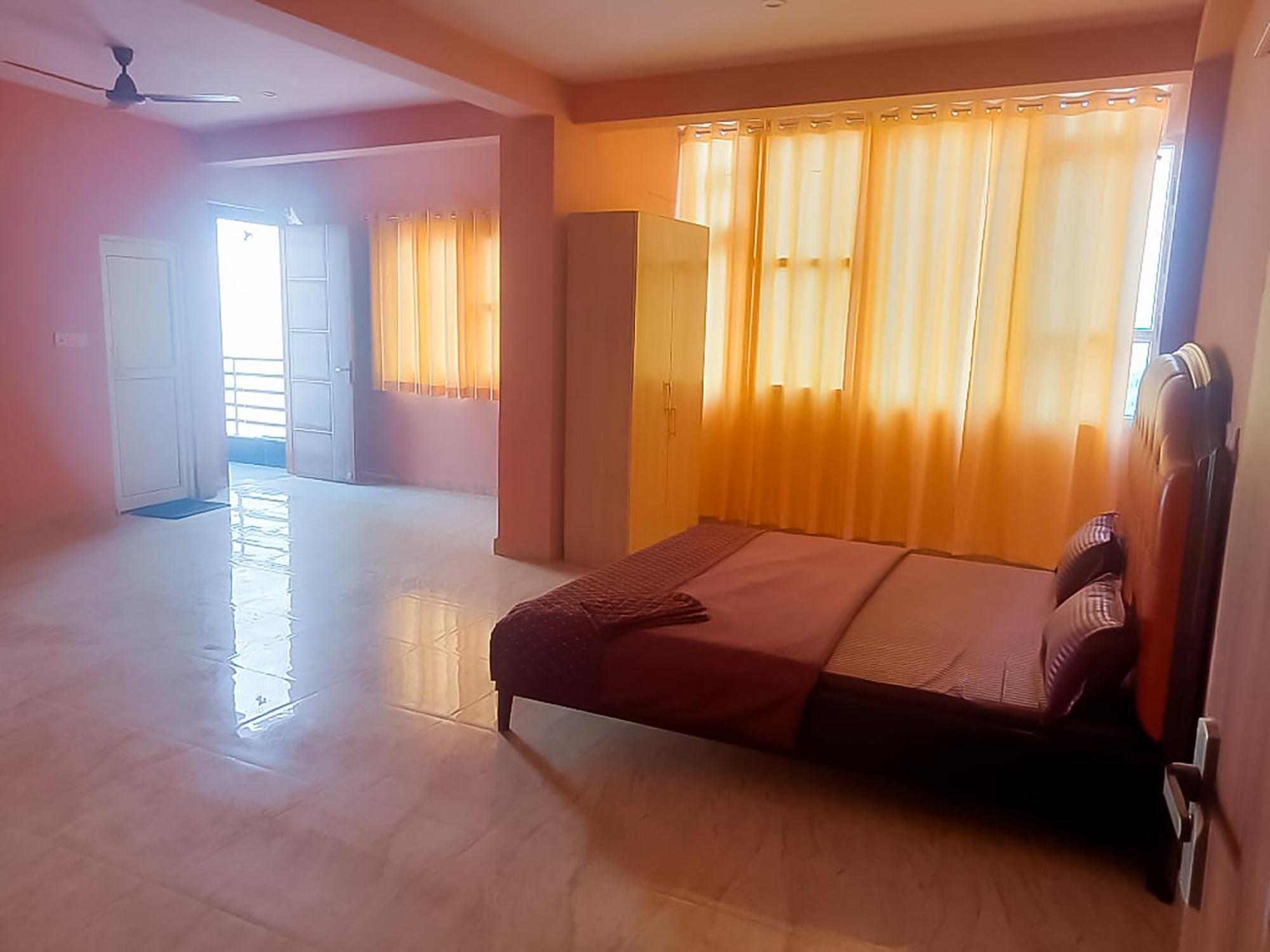 Roomshala 139 Rose - Dwarka Homestay *