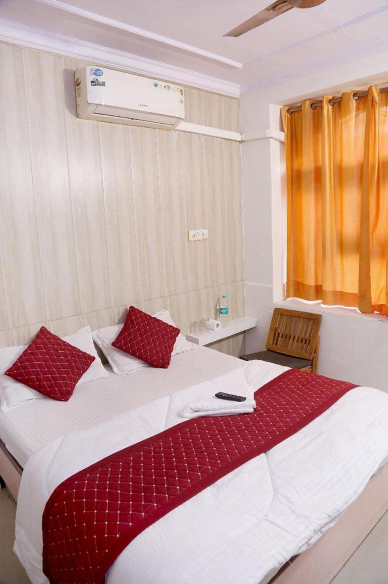 Bunk Delhi Backpacking Hotel 3*