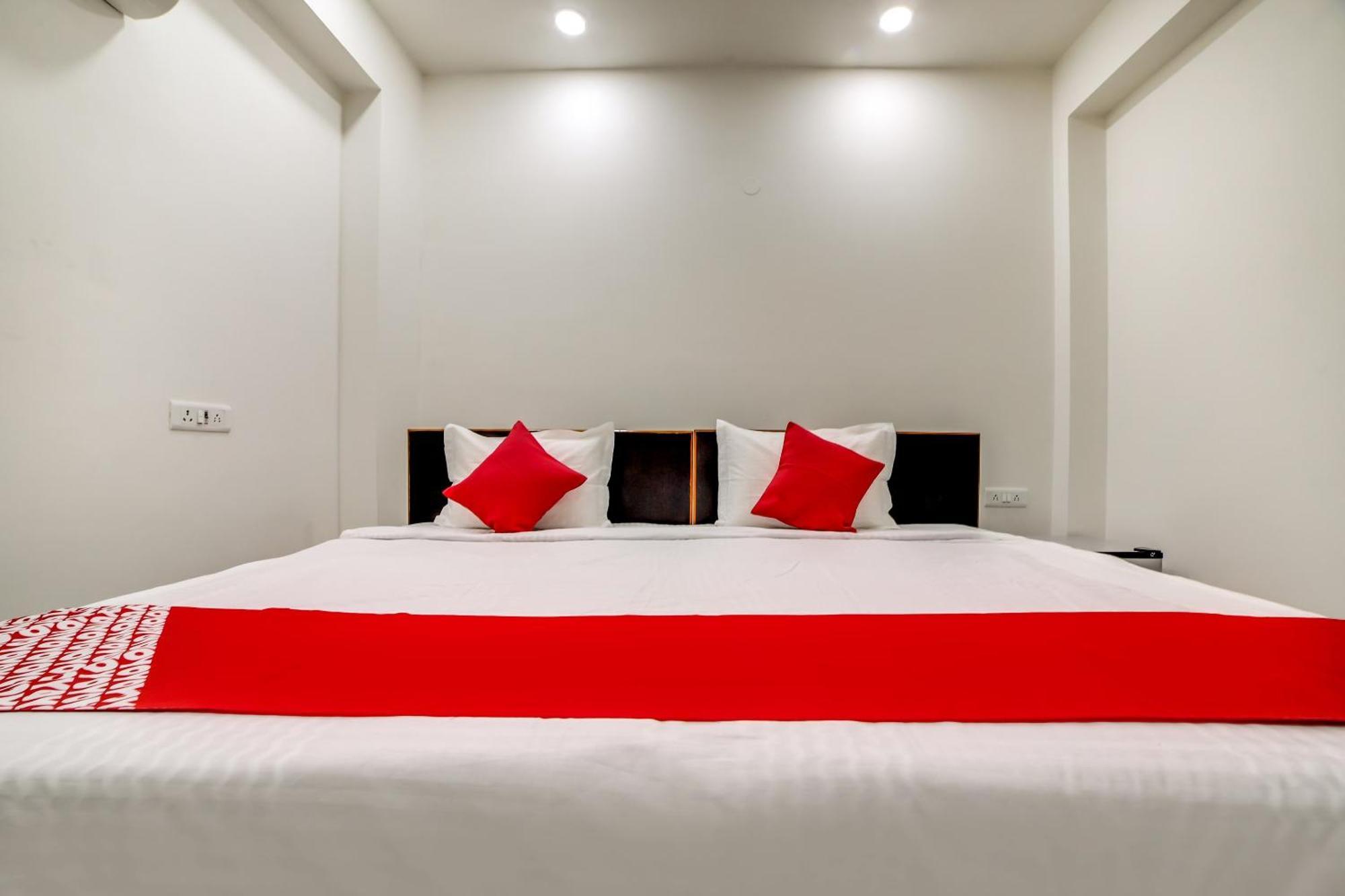 Hotel Oyo Bhera Residency Near Peera Garhi Metro Station *