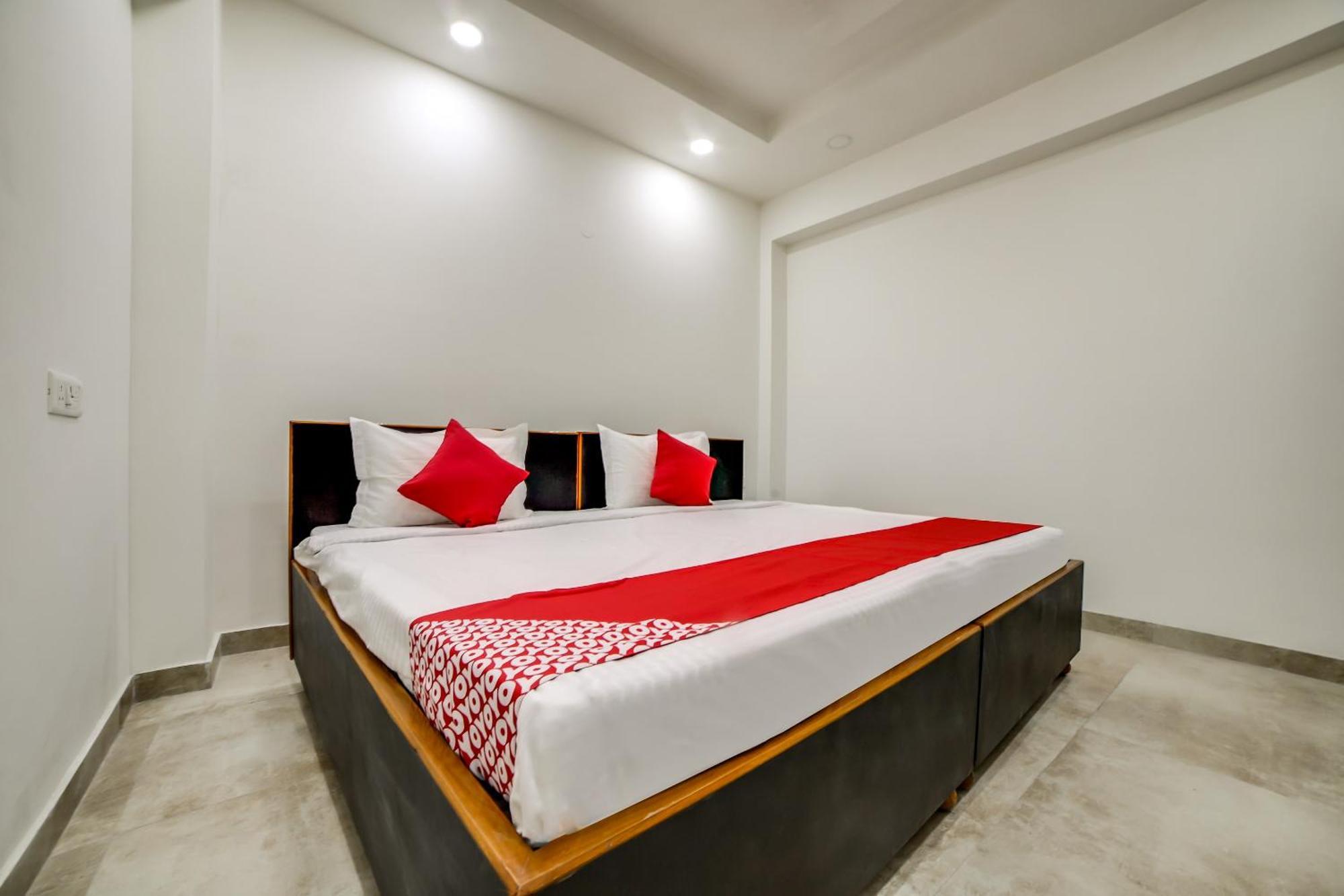Oyo Bhera Residency Near Peera Garhi Metro Station New Delhi