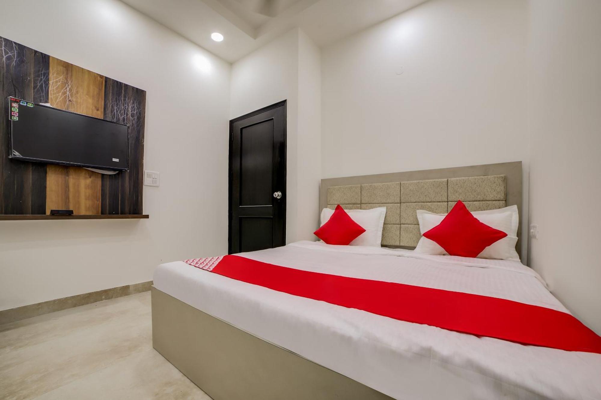Oyo Bhera Residency Near Peera Garhi Metro Station Hotel *