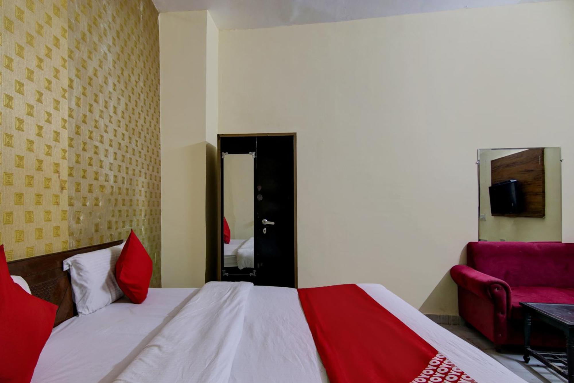 Hotel Yash House 3*