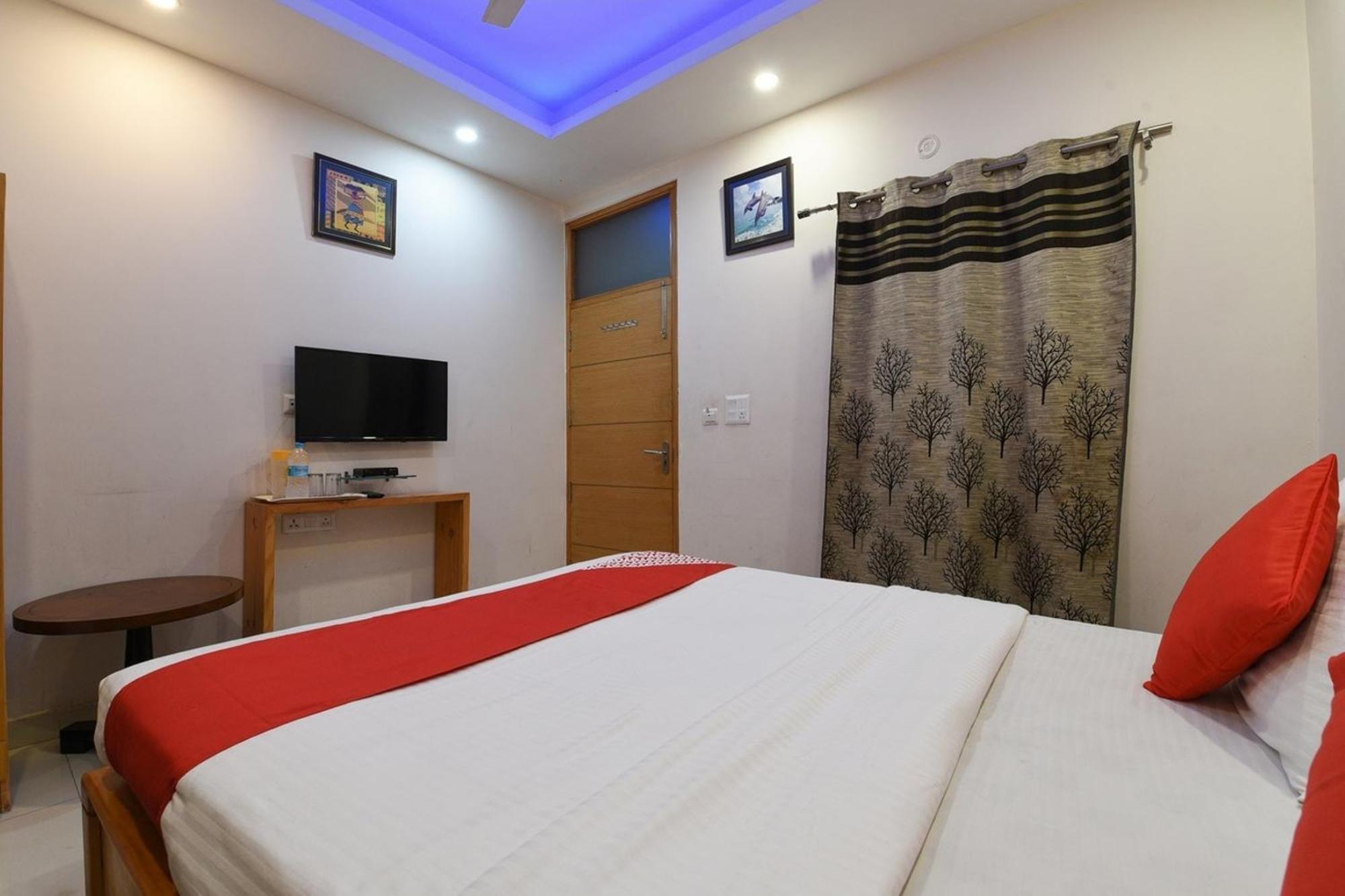 Hotel Airport Mahal 3*