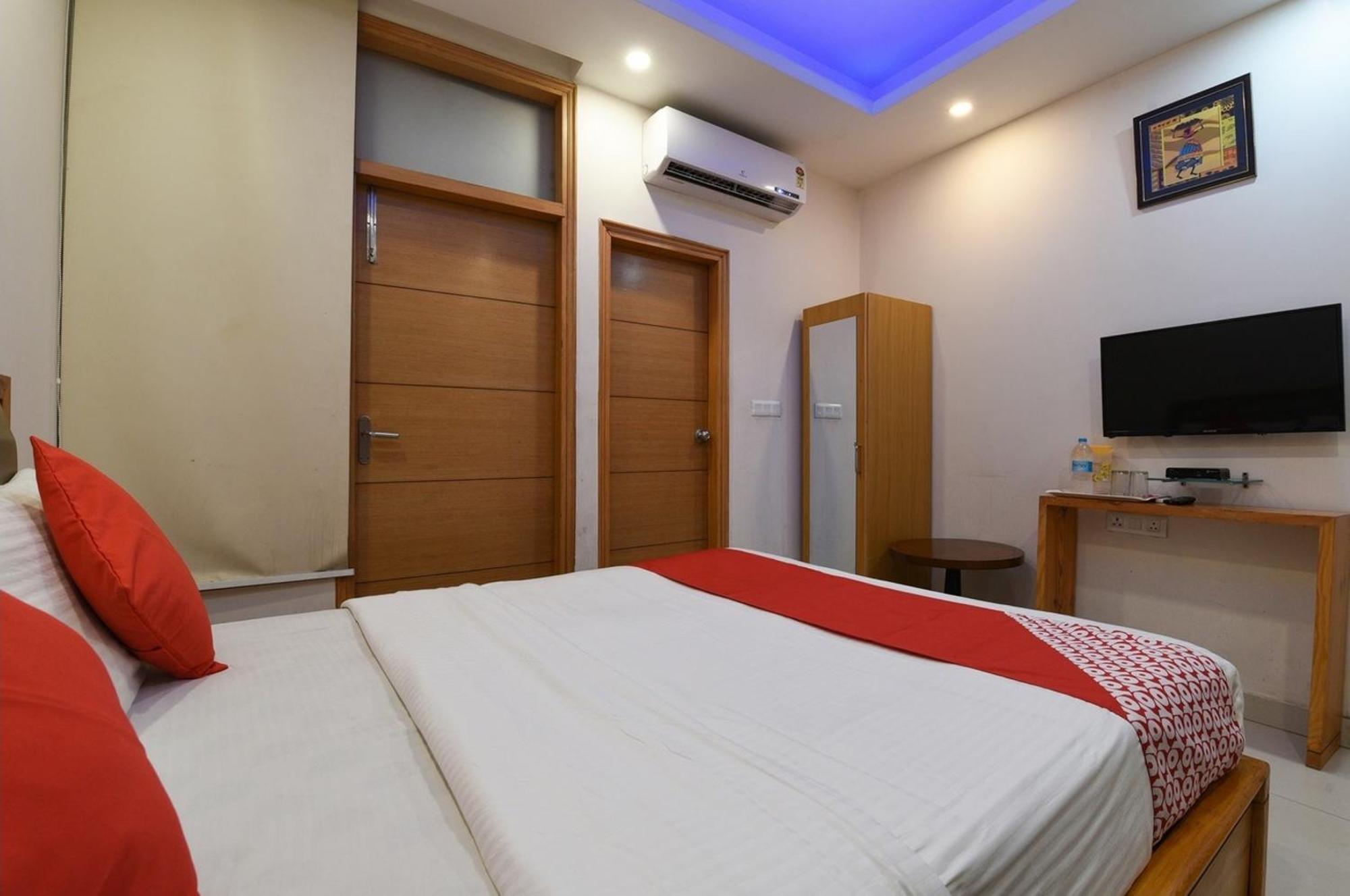 Hotel Airport Mahal 3*