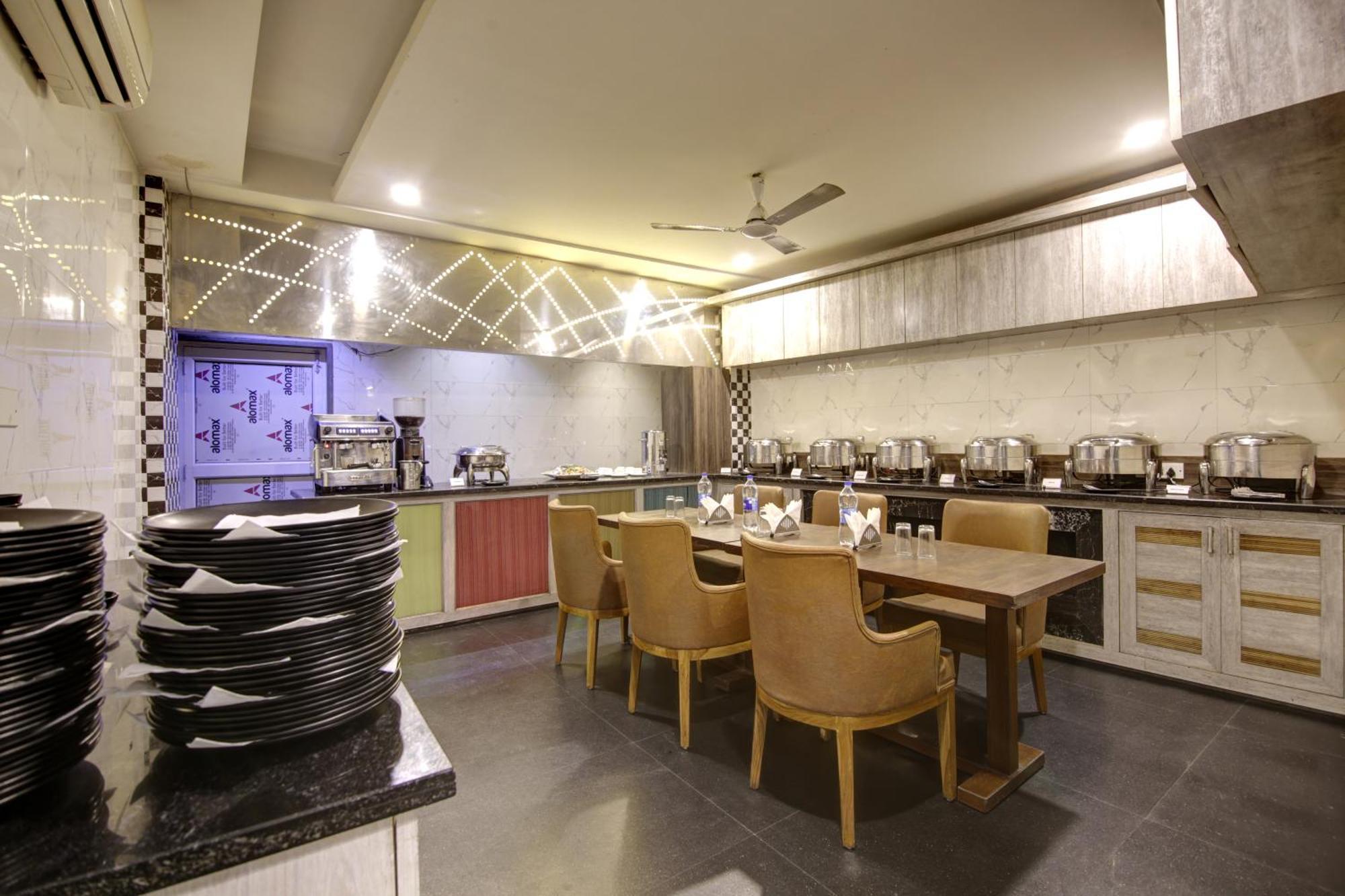 Hotel Delhi 37 By Star Group Near Delhi Airport *