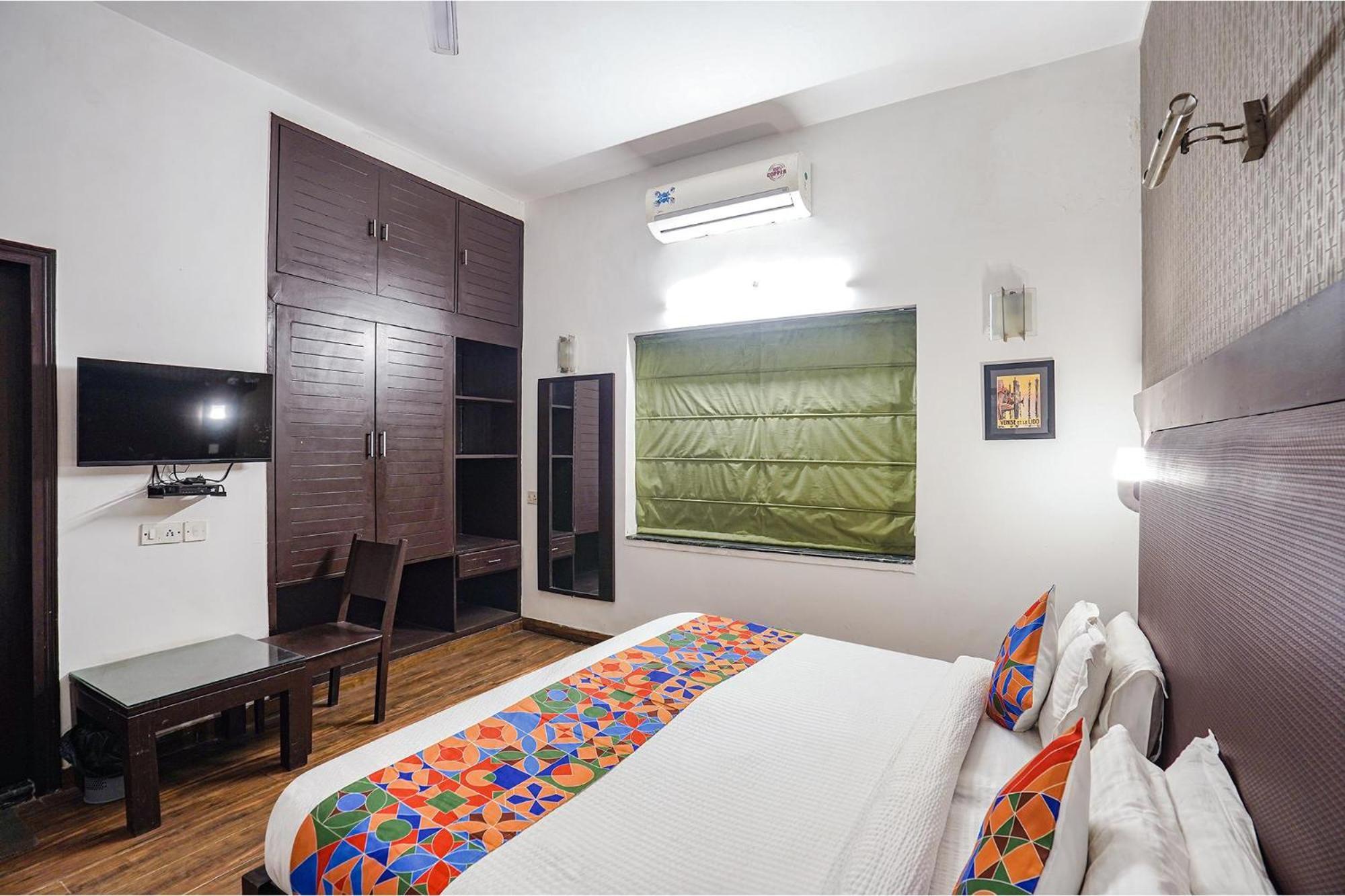 Fabhotel Saket 3*