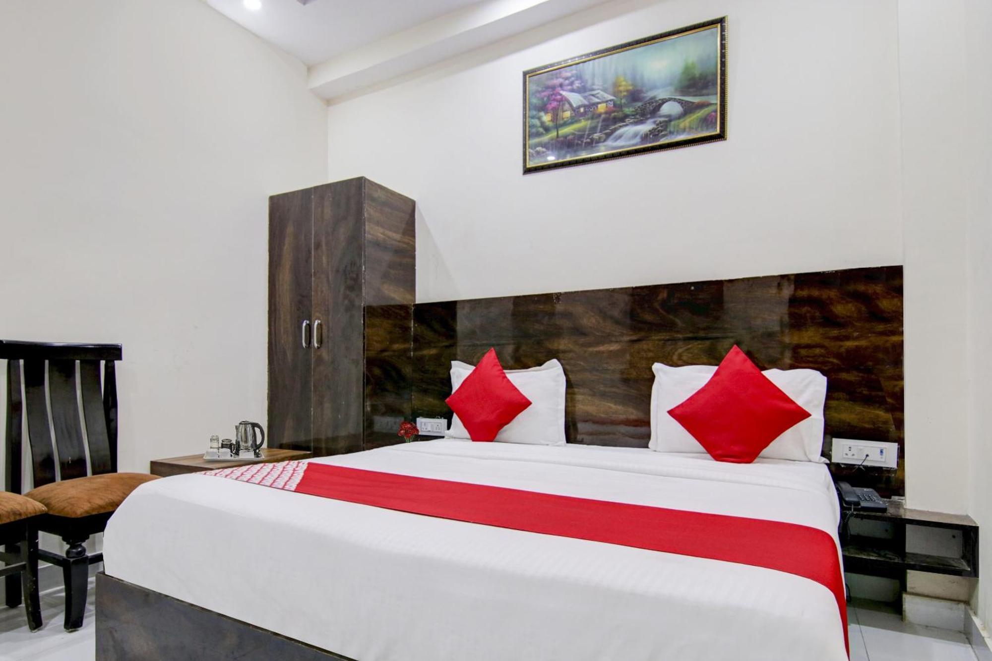 O Blink Near Dashrath Puri Metro Station 3*