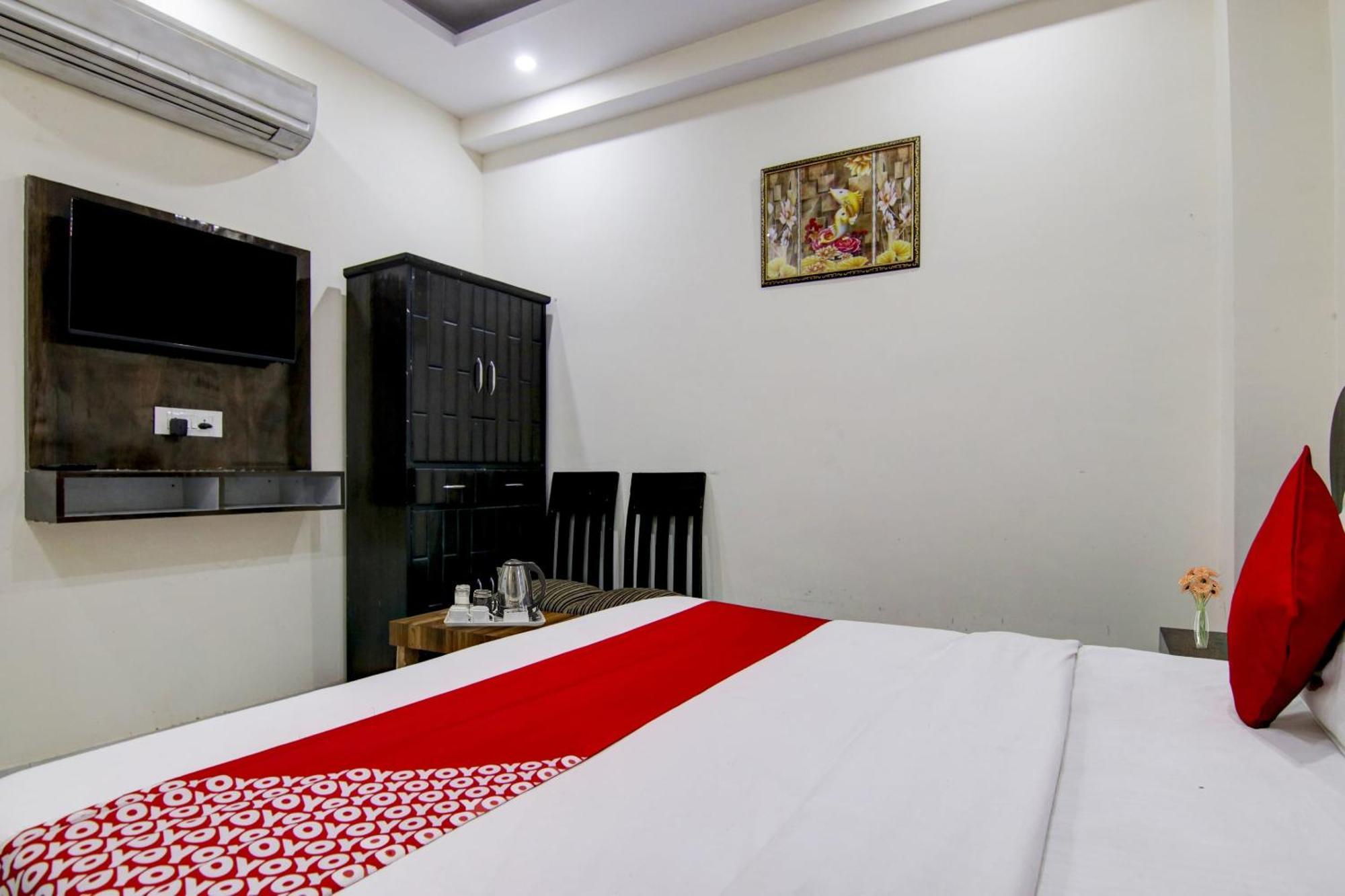 O Blink Near Dashrath Puri Metro Station Hotel