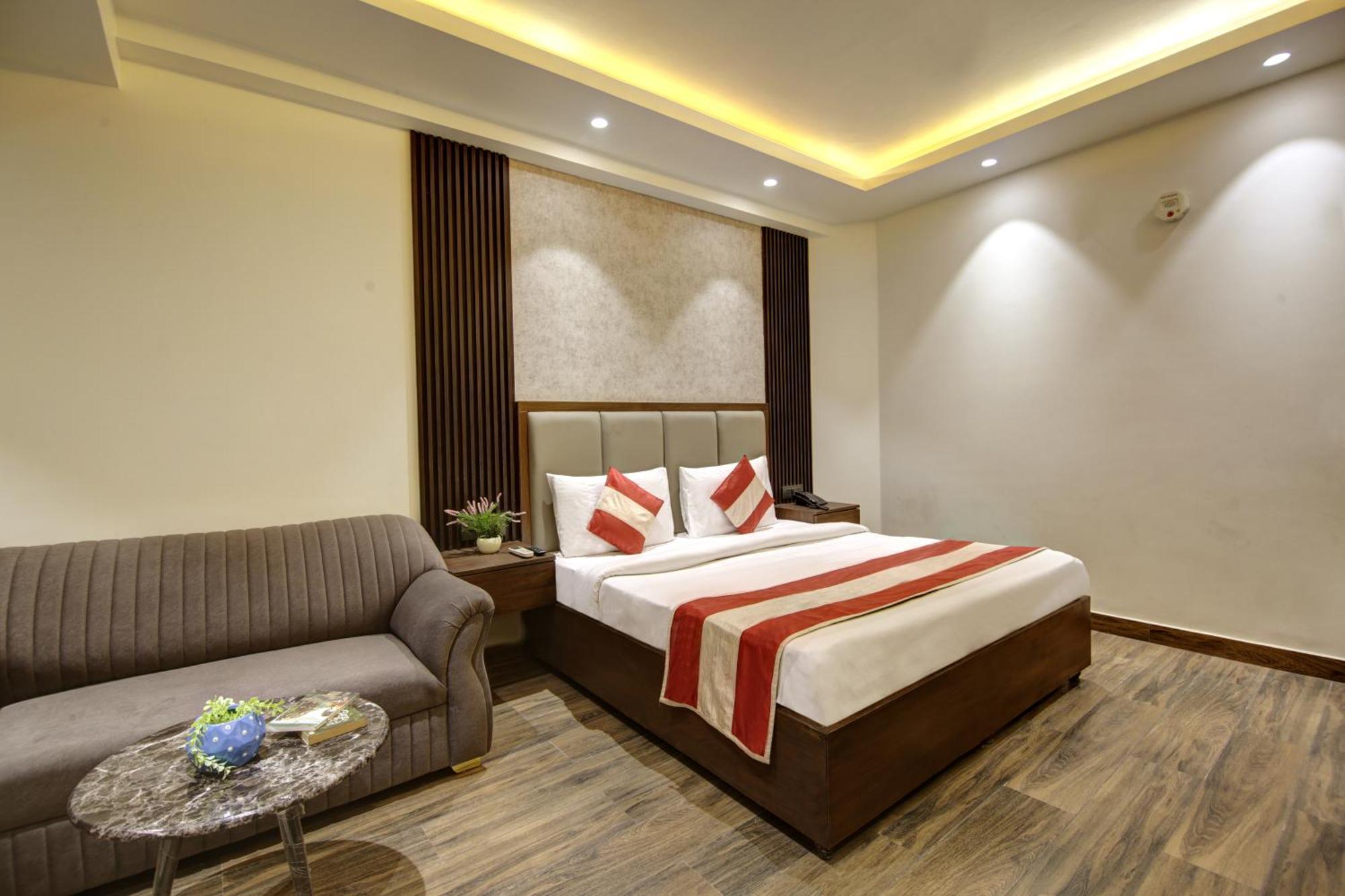 Kashish Plaza - 5 Mins From Metro Station