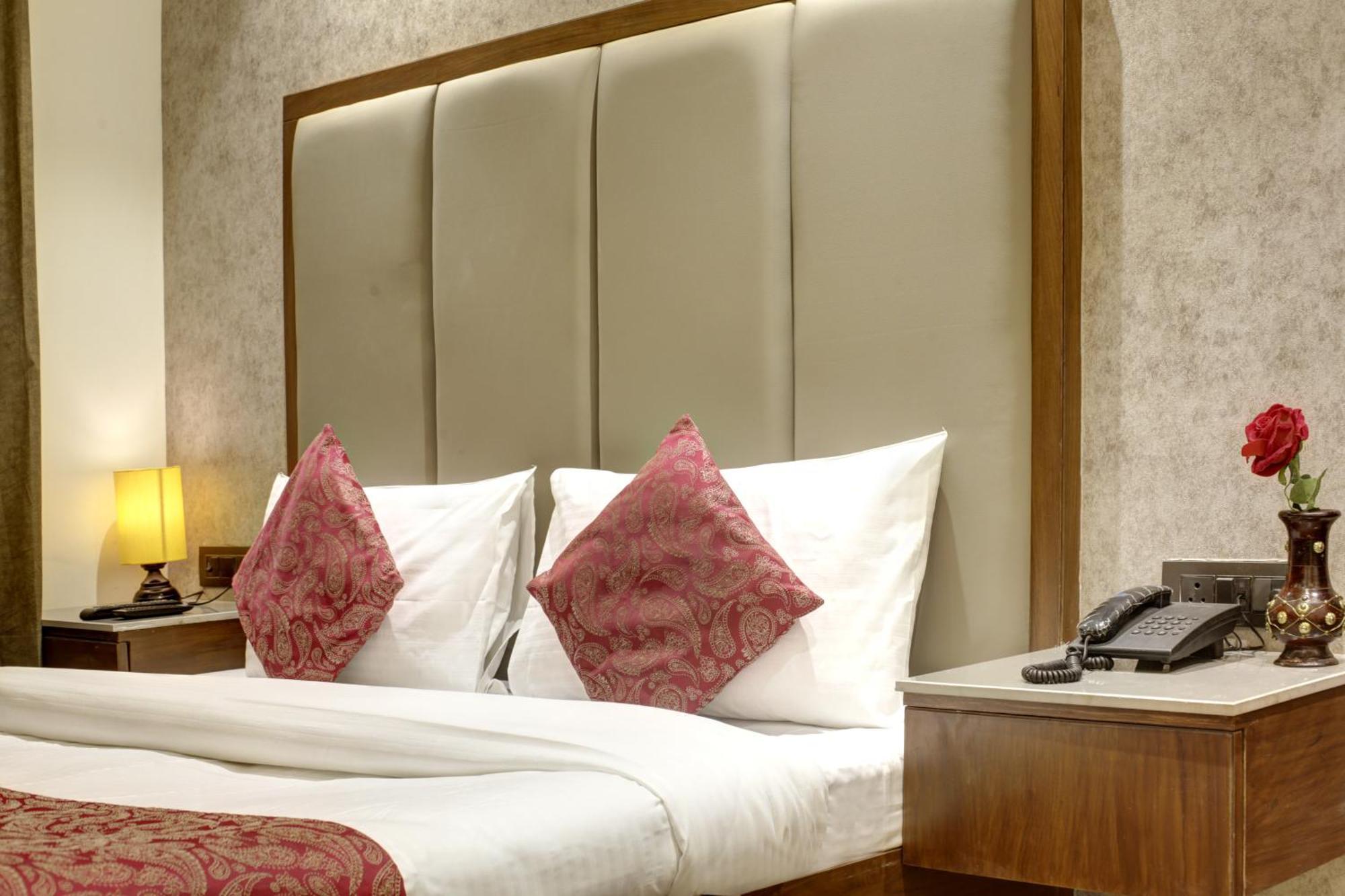 Kashish Plaza - 5 Mins From Metro Station 3*