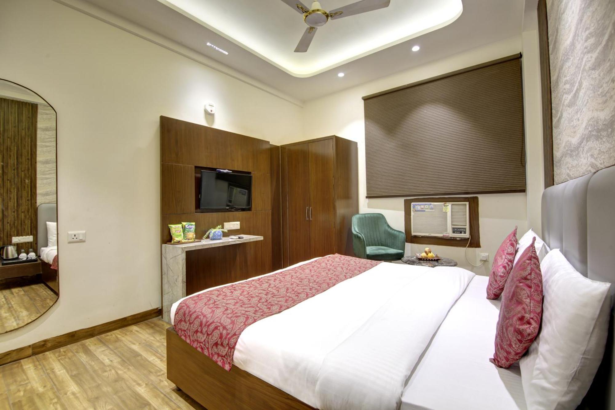 Kashish Plaza - 5 Mins From Metro Station 3*