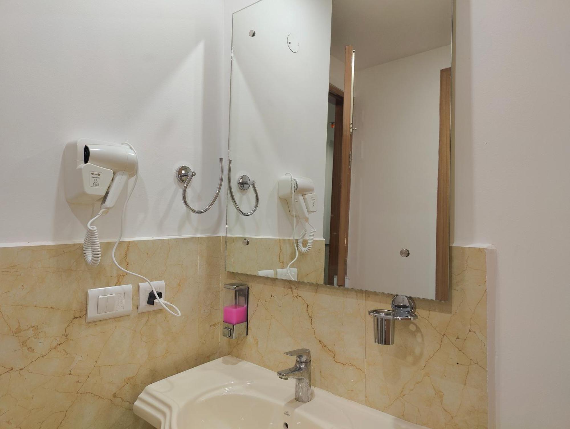 Decent Suites Inn- Mahipalpur, Delhi Airport, Aerocity Acomodação com café da manhã  4*