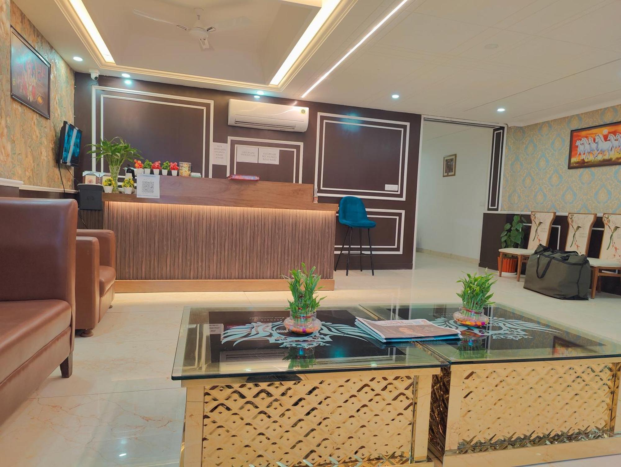 Decent Suites Inn- Mahipalpur, Delhi Airport, Aerocity 4*