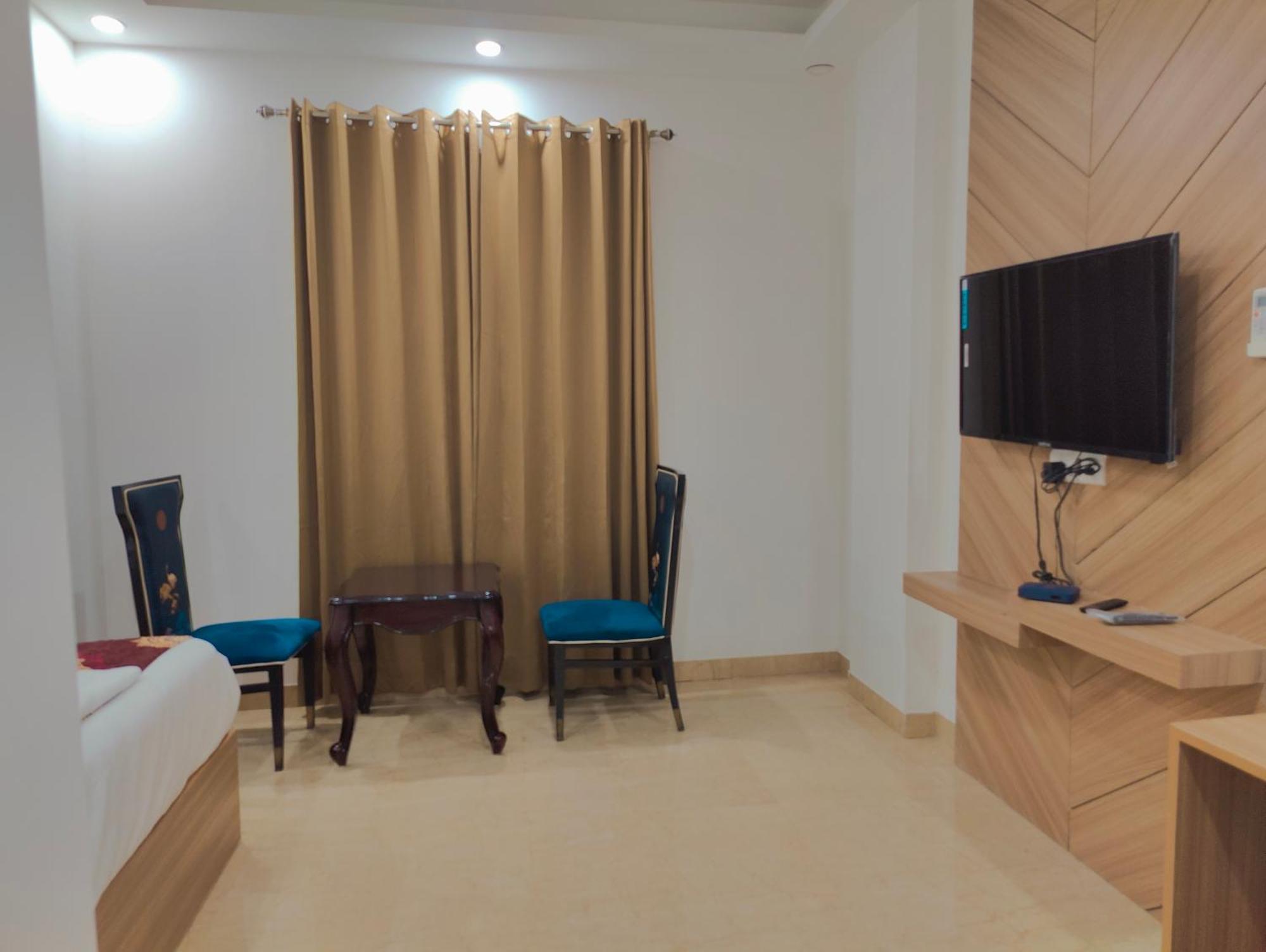 Decent Suites Inn- Mahipalpur, Delhi Airport, Aerocity 4*