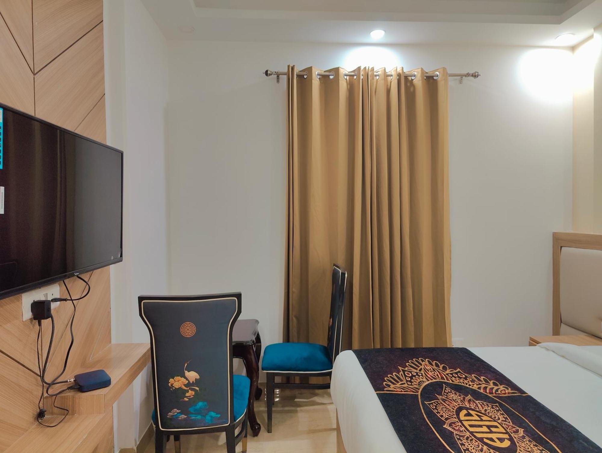 Decent Suites Inn- Mahipalpur, Delhi Airport, Aerocity Acomodação com café da manhã  4*
