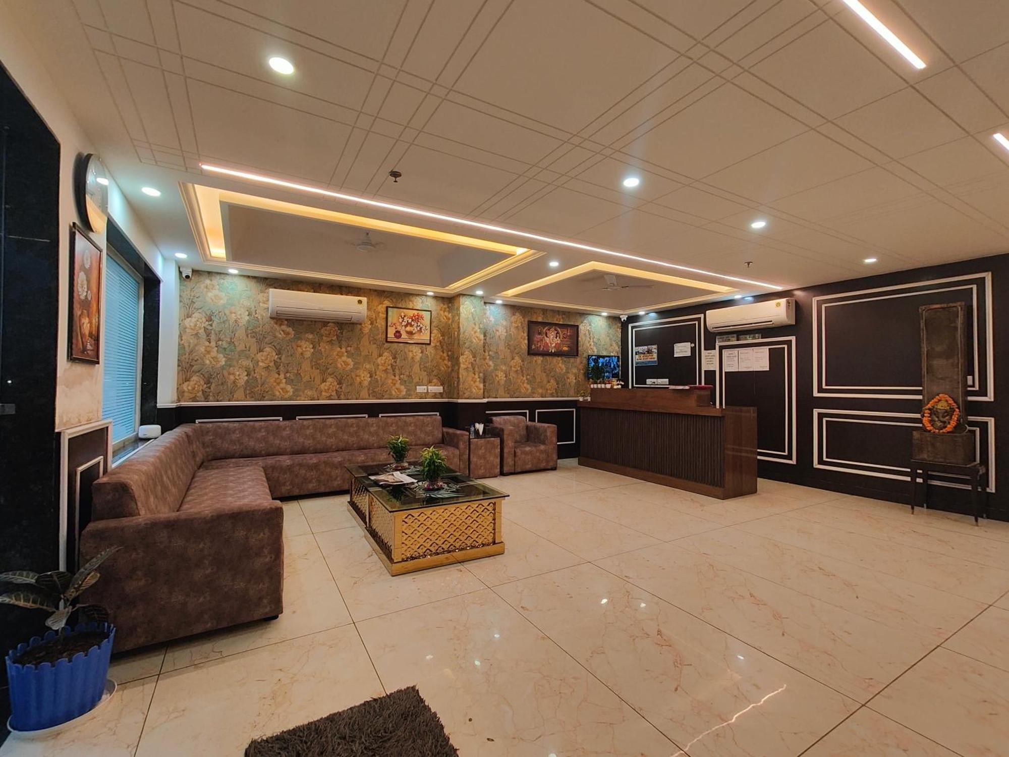 Decent Suites Inn- Mahipalpur, Delhi Airport, Aerocity Acomodação com café da manhã  4*