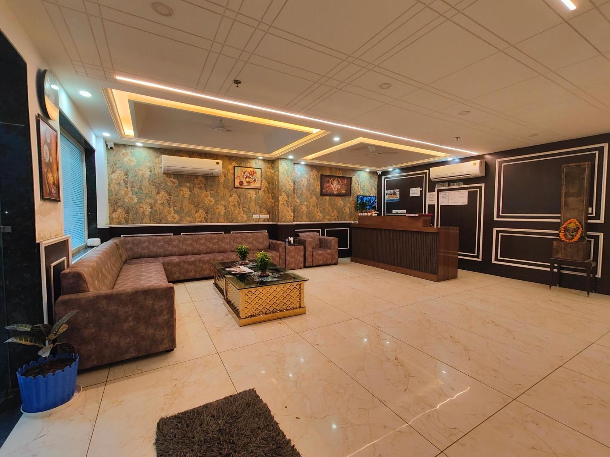 Acomodação com café da manhã  Decent Suites Inn- Mahipalpur, Delhi Airport, Aerocity 4*