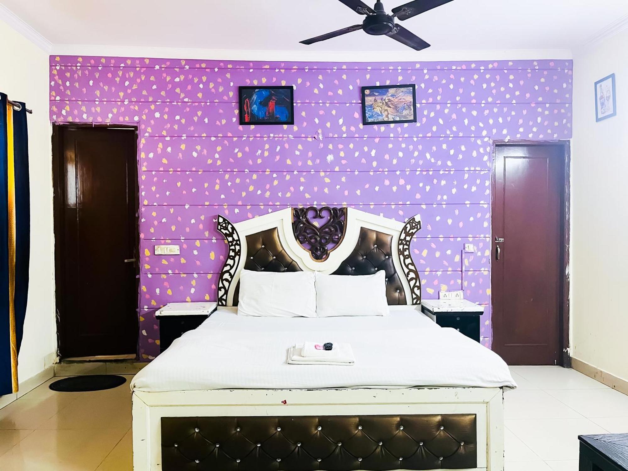 Red House - South Ex Near Aims * New Delhi
